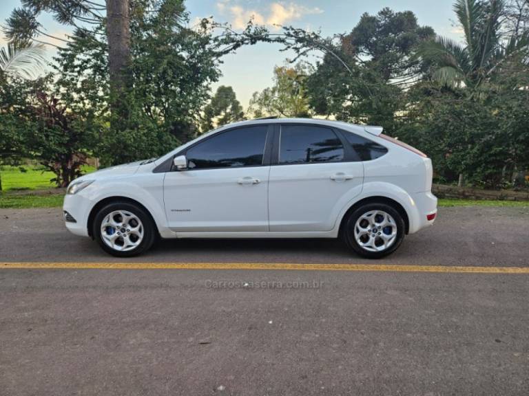 FORD - FOCUS - 2011/2011 - Branca - R$ 49.500,00