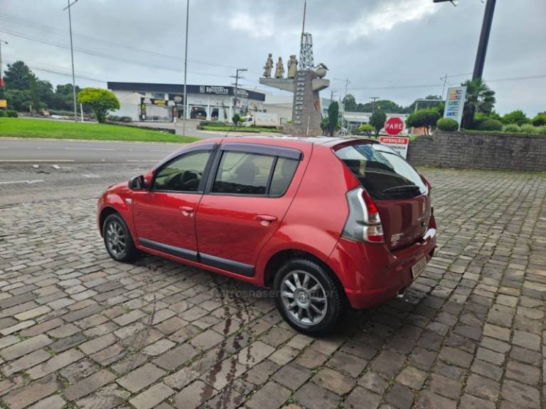 RENAULT - SANDERO - 2014/2014 - Vermelha - R$ 38.900,00