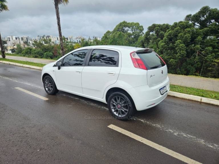FIAT - PUNTO - 2011/2012 - Branca - R$ 36.500,00