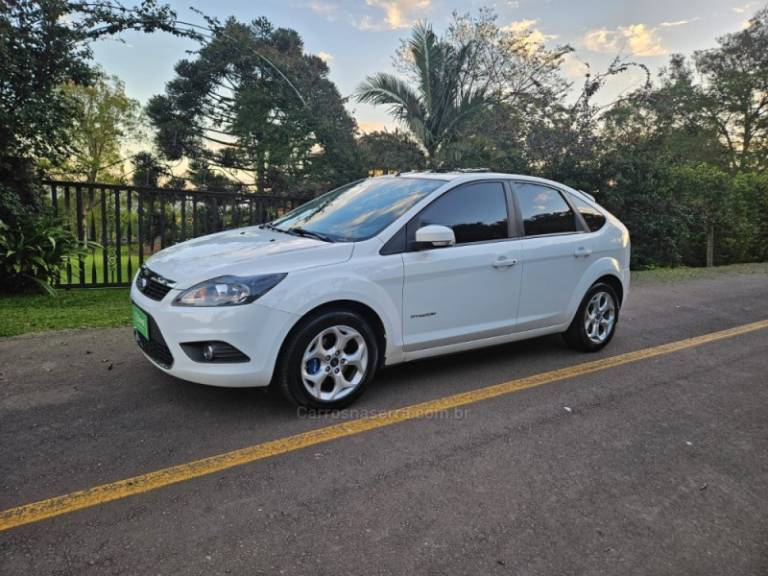 FORD - FOCUS - 2011/2011 - Branca - R$ 49.500,00
