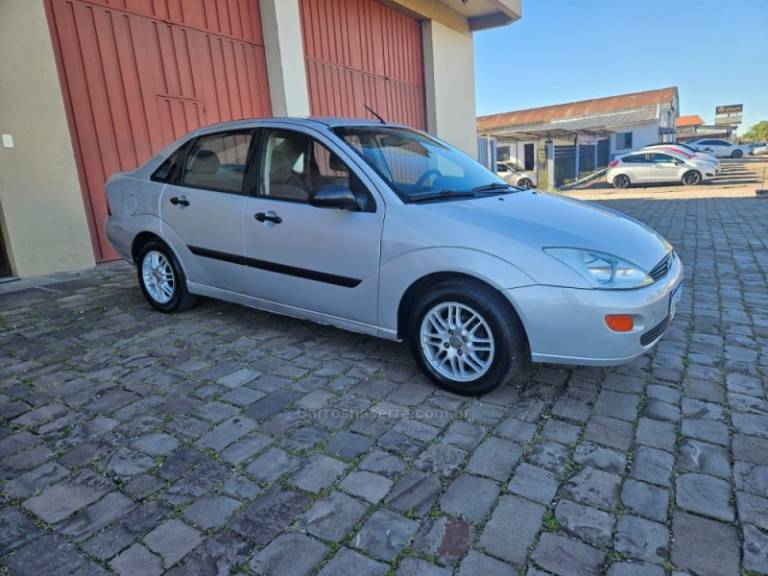 FORD - FOCUS - 2002/2002 - Prata - R$ 19.500,00