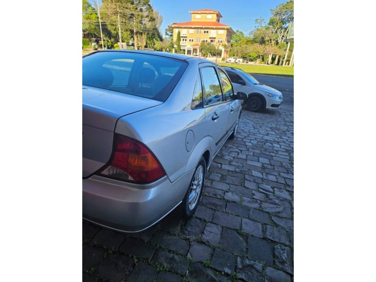 FORD - FOCUS - 2002/2002 - Prata - R$ 19.500,00