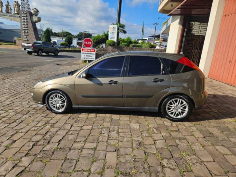 FORD - FOCUS - 2001/2001 - Cinza - R$ 18.900,00