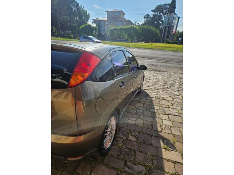 FORD - FOCUS - 2001/2001 - Cinza - R$ 18.900,00