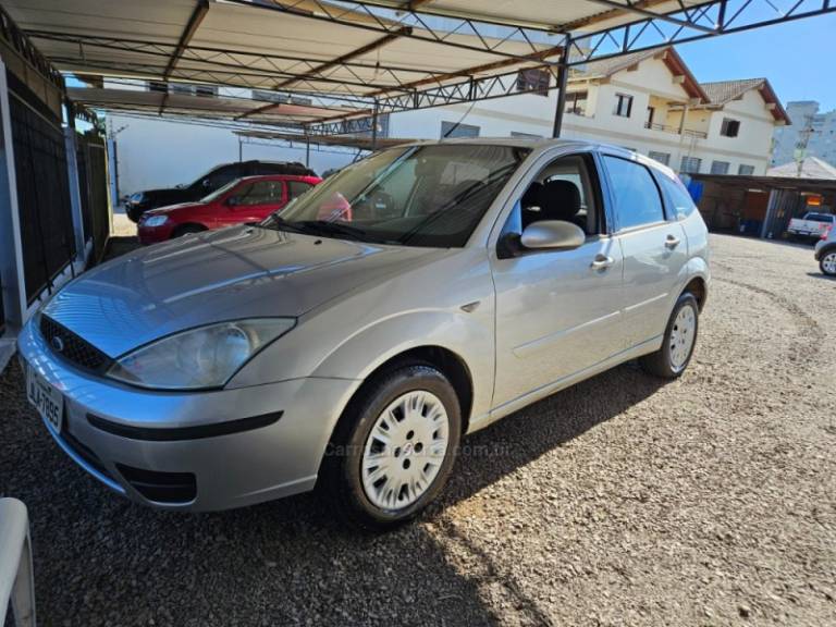 FORD - FOCUS - 2005/2005 - Prata - R$ 23.500,00