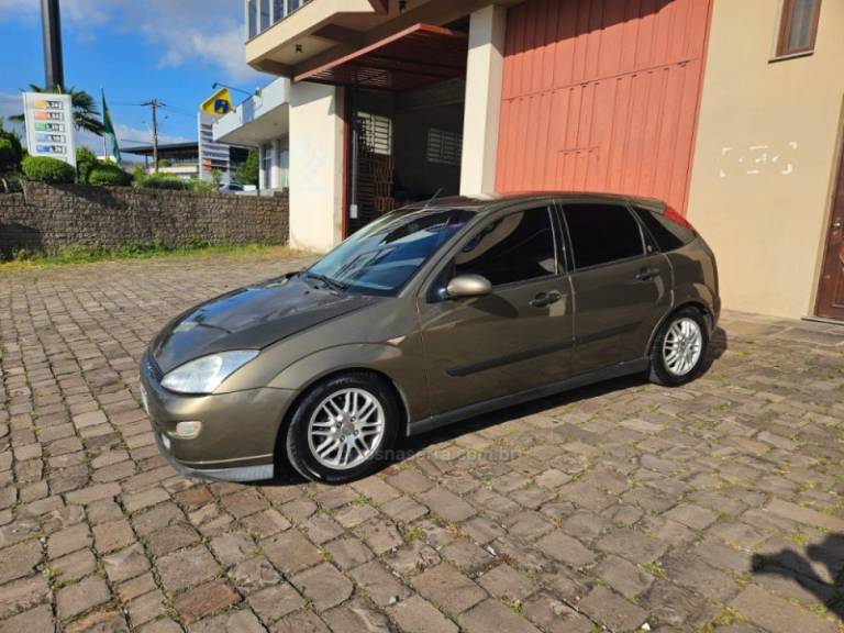 FORD - FOCUS - 2001/2001 - Cinza - R$ 18.900,00