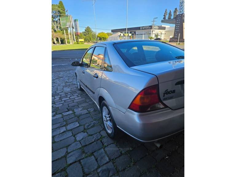 FORD - FOCUS - 2002/2002 - Prata - R$ 19.500,00