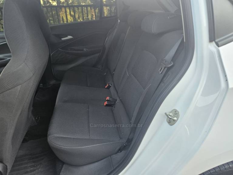 CHEVROLET - ONIX - 2023/2024 - Branca - R$ 71.900,00