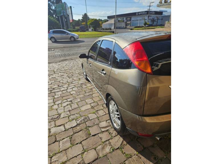 FORD - FOCUS - 2001/2001 - Cinza - R$ 18.900,00