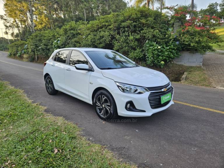 CHEVROLET - ONIX - 2023/2024 - Branca - R$ 71.900,00