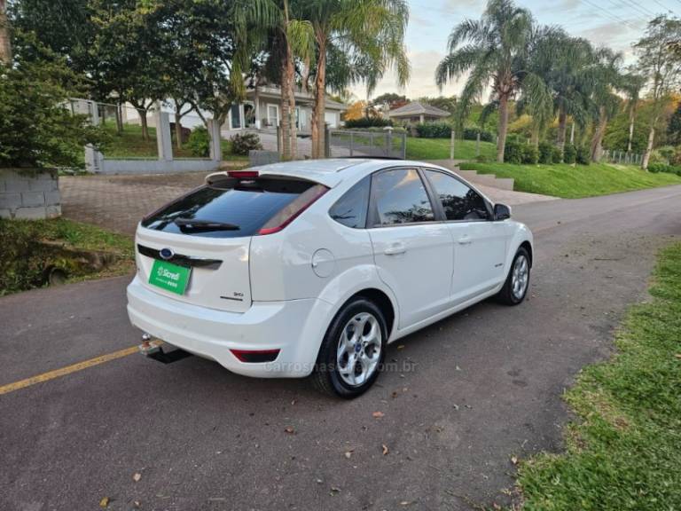 FORD - FOCUS - 2011/2011 - Branca - R$ 49.500,00