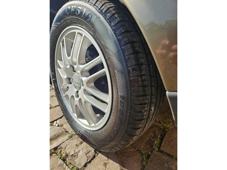 FORD - FOCUS - 2001/2001 - Cinza - R$ 18.900,00