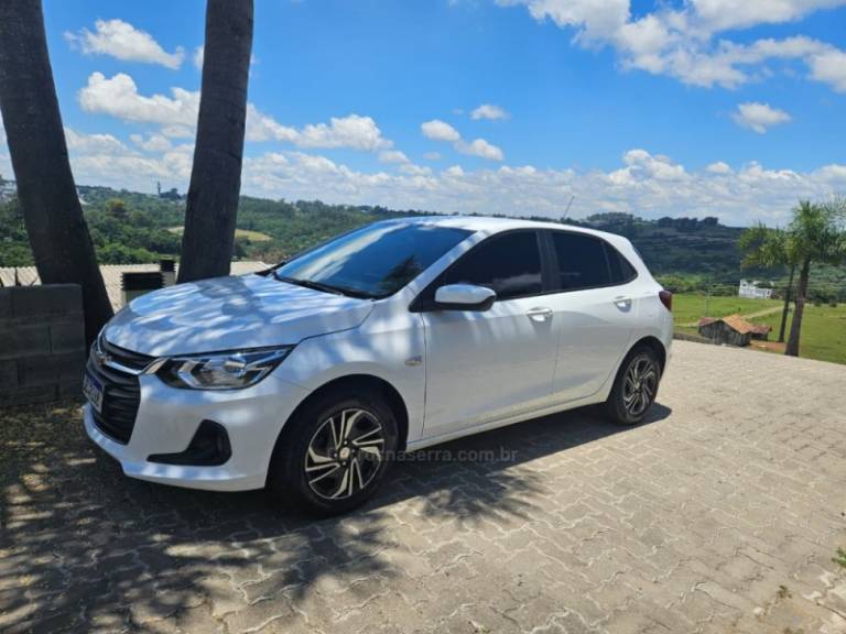 CHEVROLET - ONIX - 2023/2024 - Branca - R$ 71.900,00