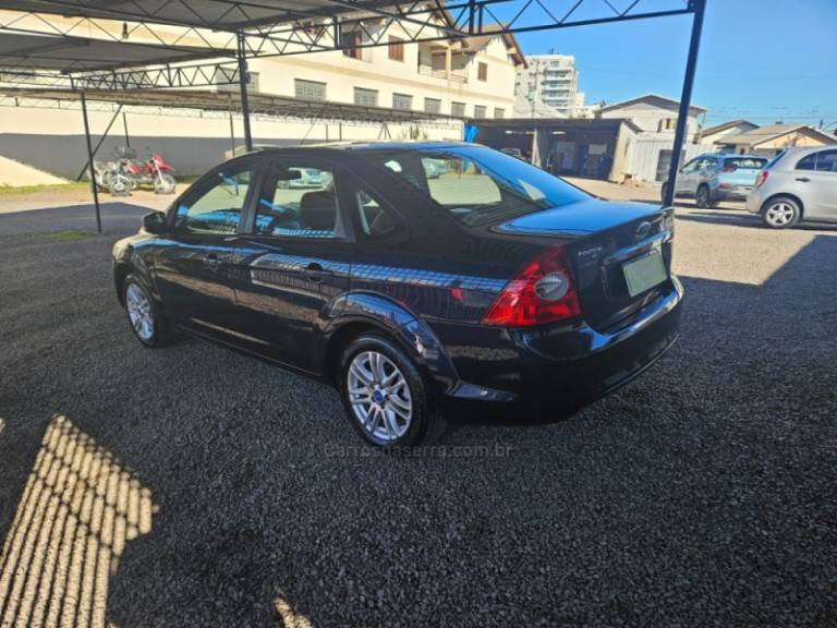 FORD - FOCUS - 2011/2012 - Azul - R$ 39.900,00