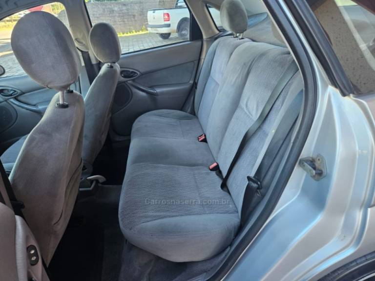 FORD - FOCUS - 2002/2002 - Prata - R$ 19.500,00