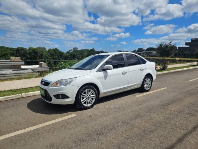 FORD - FOCUS - 2013/2013 - Branca - R$ 43.900,00