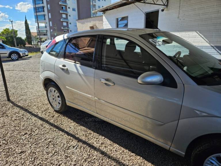 FORD - FOCUS - 2005/2005 - Prata - R$ 23.500,00