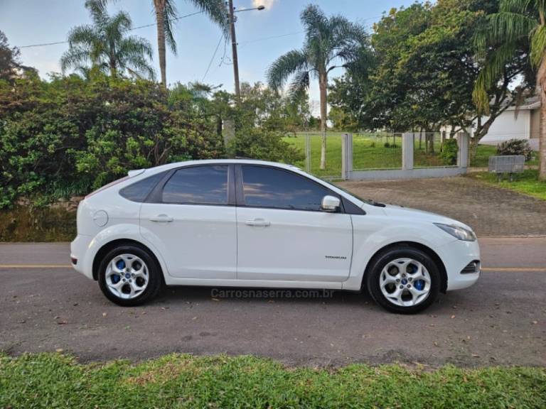 FORD - FOCUS - 2011/2011 - Branca - R$ 49.500,00