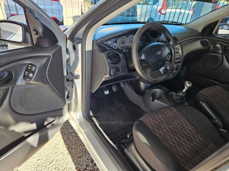 FORD - FOCUS - 2005/2005 - Prata - R$ 23.500,00