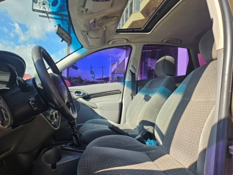 FORD - FOCUS - 2001/2001 - Cinza - R$ 18.900,00