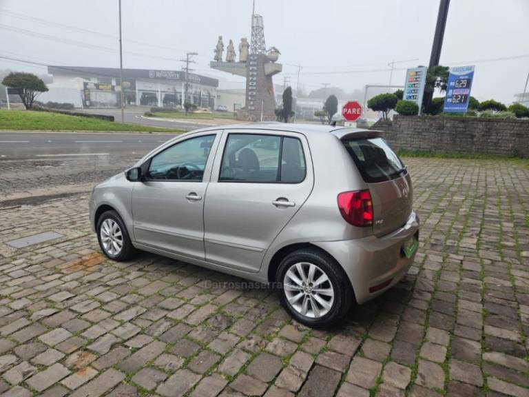 VOLKSWAGEN - FOX - 2011/2011 - Prata - R$ 31.000,00