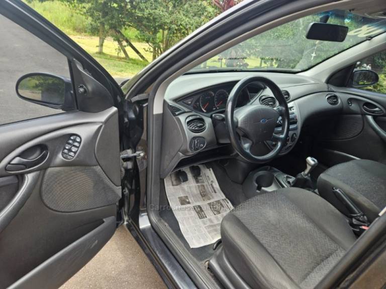 FORD - FOCUS - 2007/2008 - Preta - R$ 27.500,00