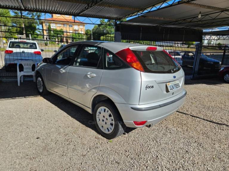 FORD - FOCUS - 2005/2005 - Prata - R$ 23.500,00