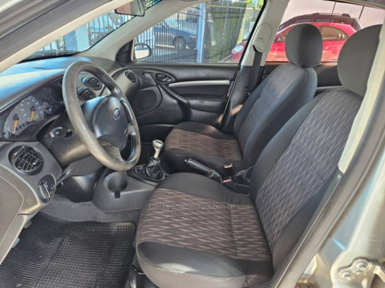 FORD - FOCUS - 2005/2005 - Prata - R$ 23.500,00