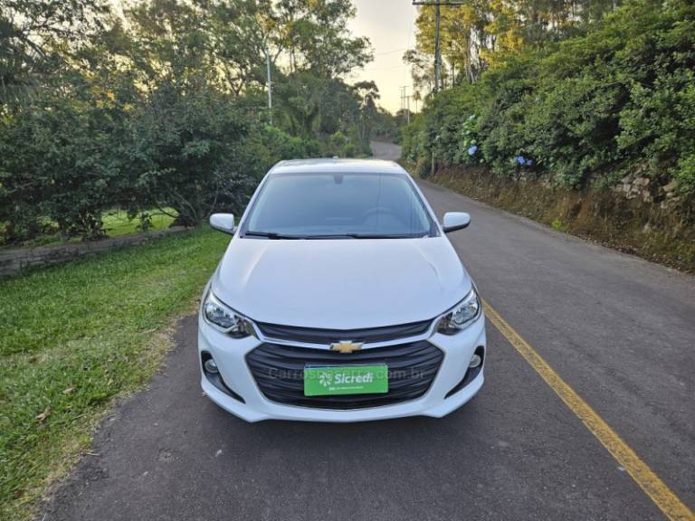 CHEVROLET - ONIX - 2023/2024 - Branca - R$ 71.900,00