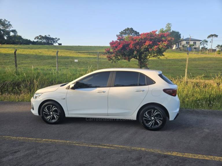 CHEVROLET - ONIX - 2023/2024 - Branca - R$ 71.900,00