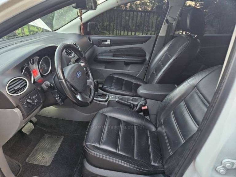 FORD - FOCUS - 2011/2011 - Branca - R$ 49.500,00