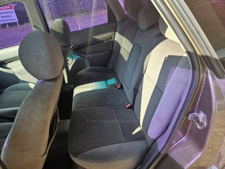 FORD - FOCUS - 2001/2001 - Cinza - R$ 18.900,00