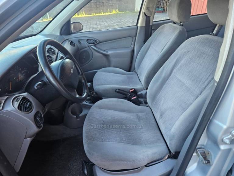 FORD - FOCUS - 2002/2002 - Prata - R$ 19.500,00