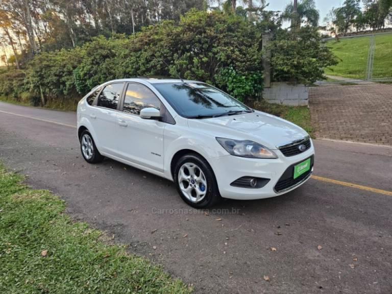 FORD - FOCUS - 2011/2011 - Branca - R$ 49.500,00