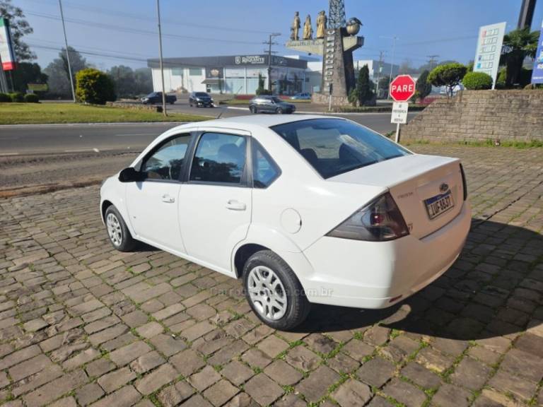 FORD - FIESTA - 2013/2014 - Branca - R$ 37.900,00