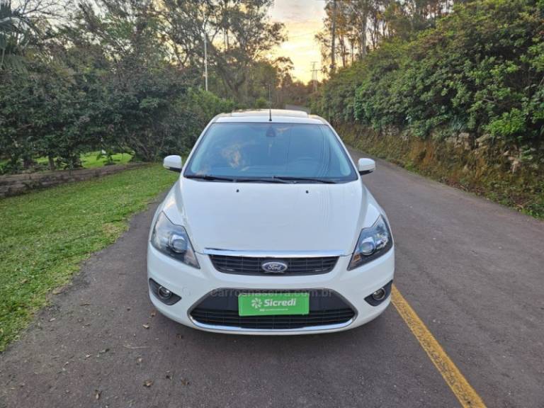 FORD - FOCUS - 2011/2011 - Branca - R$ 49.500,00