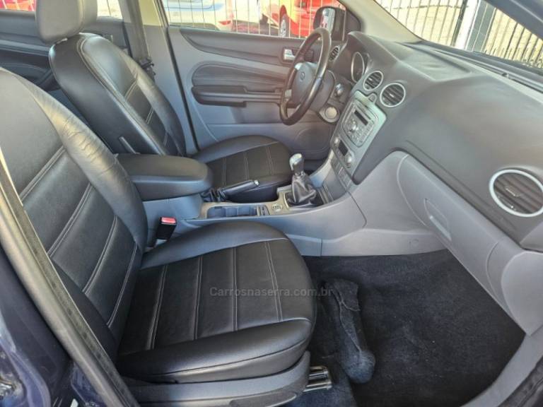 FORD - FOCUS - 2011/2012 - Azul - R$ 39.900,00