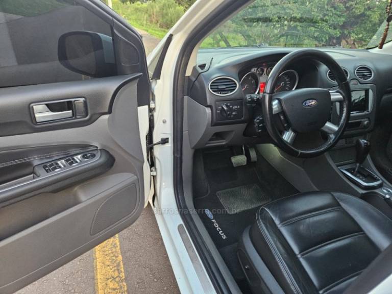 FORD - FOCUS - 2011/2011 - Branca - R$ 49.500,00