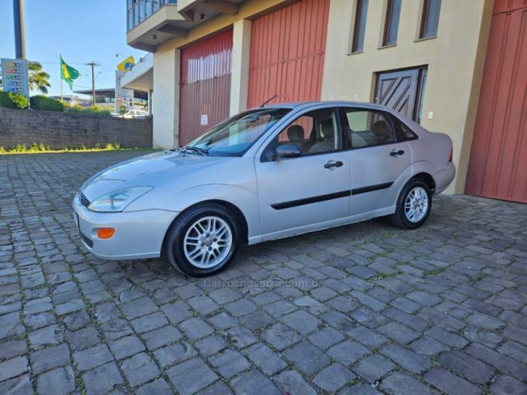 FORD - FOCUS - 2002/2002 - Prata - R$ 19.500,00