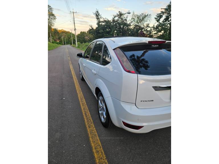 FORD - FOCUS - 2011/2011 - Branca - R$ 49.500,00