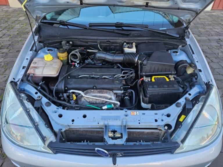 FORD - FOCUS - 2002/2002 - Prata - R$ 19.500,00