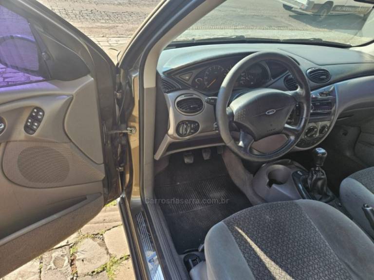 FORD - FOCUS - 2001/2001 - Cinza - R$ 18.900,00