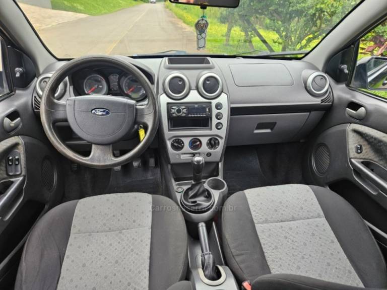 FORD - FIESTA - 2010/2011 - Preta - R$ 33.900,00