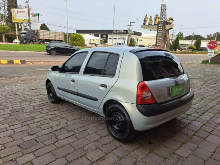 RENAULT - CLIO - 2004/2004 - Prata - R$ 17.500,00