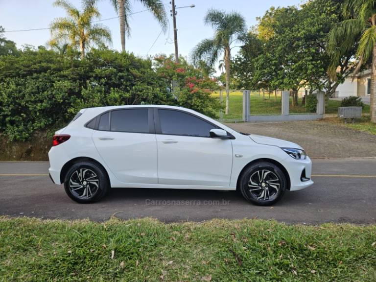 CHEVROLET - ONIX - 2023/2024 - Branca - R$ 71.900,00