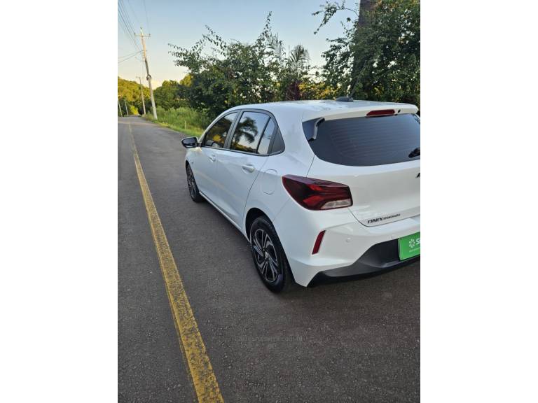 CHEVROLET - ONIX - 2023/2024 - Branca - R$ 71.900,00
