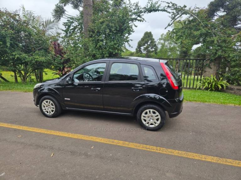 FORD - FIESTA - 2010/2011 - Preta - R$ 33.900,00