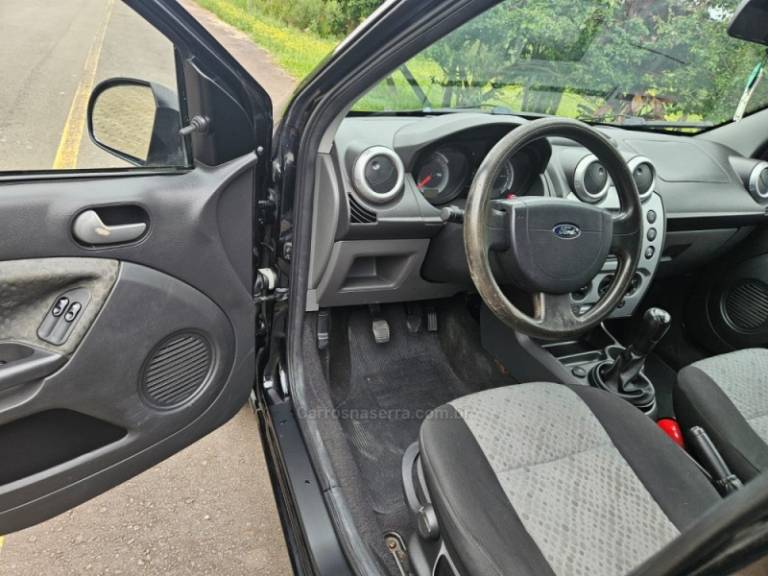 FORD - FIESTA - 2010/2011 - Preta - R$ 33.900,00