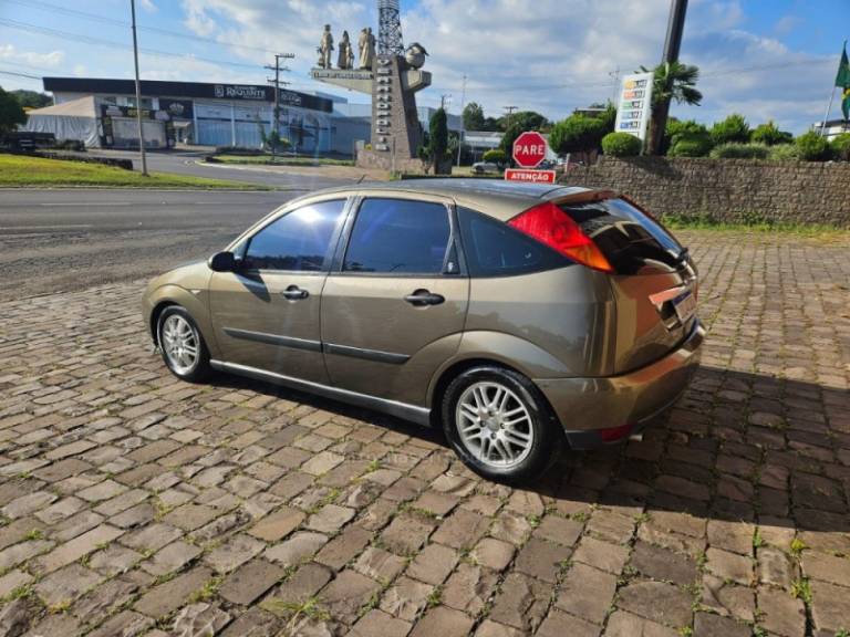 FORD - FOCUS - 2001/2001 - Cinza - R$ 18.900,00