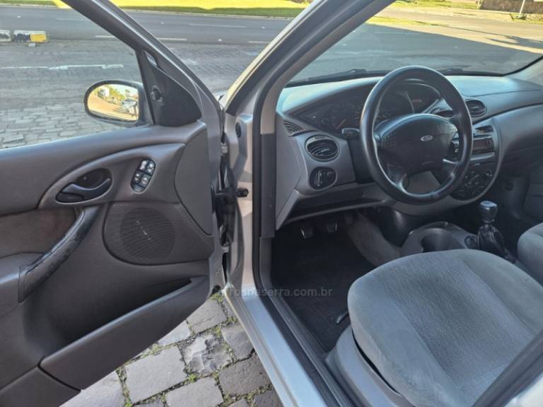 FORD - FOCUS - 2002/2002 - Prata - R$ 19.500,00